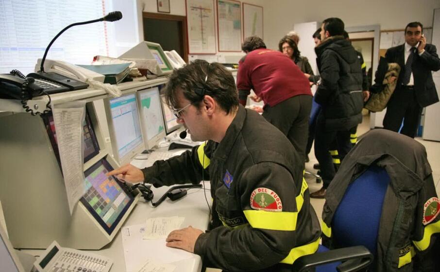 centrale operativa dei vigili del fuoco di parma (ansa)