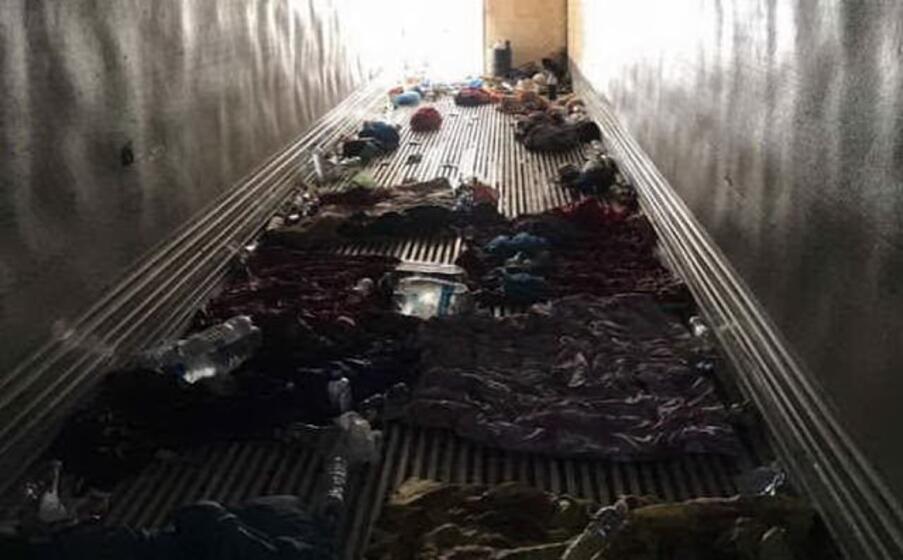 l interno del camion in cui erano ammassati i migranti (foto twitter)
