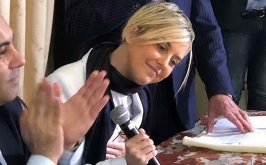 la gioia di nadia durante la consegna della cittadinanza onoraria a taranto (ansa)