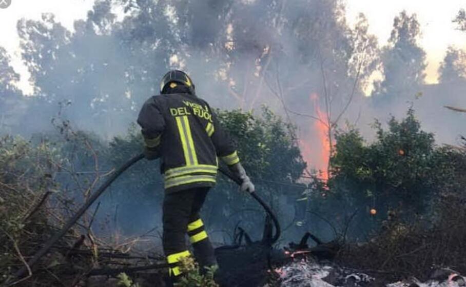 vigili del fuoco al lavoro (archivio l unione sarda)