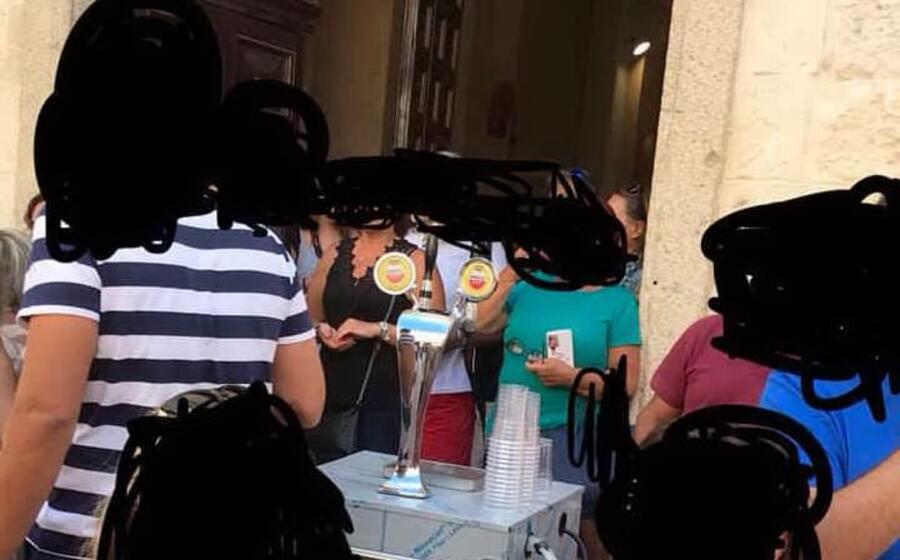birra alla spina nel portone della chiesa di s apollinare (foto l unione sarda tellini)