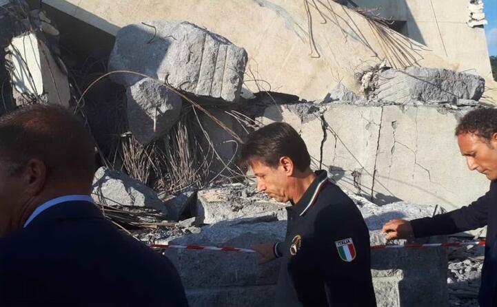 il premier giuseppe conte sul luogo della tragedia (ansa)