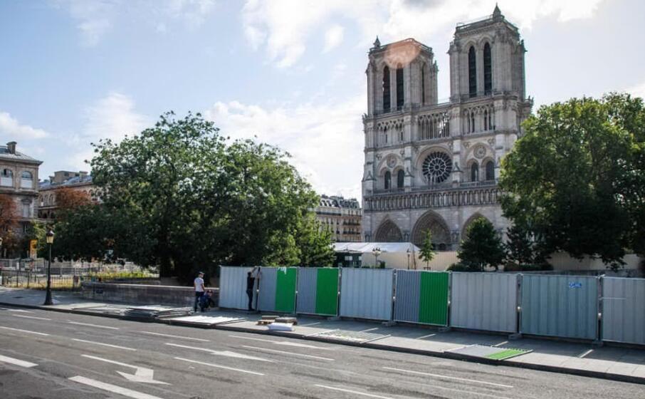 la cattedrale di notre dame transennata (ansa)