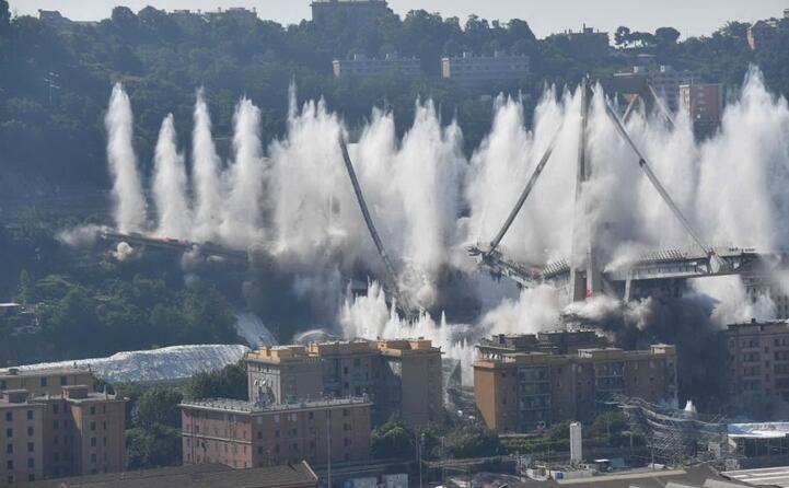 la demolizione del viadotto eseguita il 28 giugno (ansa)