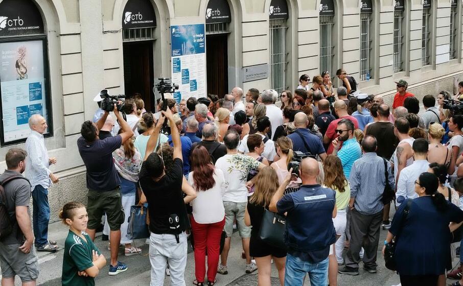 la folla fuori dalla camera ardente (ansa)