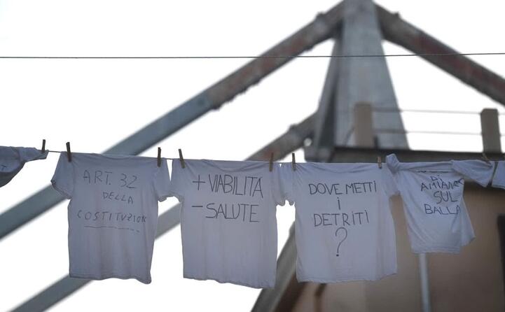 le proteste dei residenti della zona rossa (ansa)