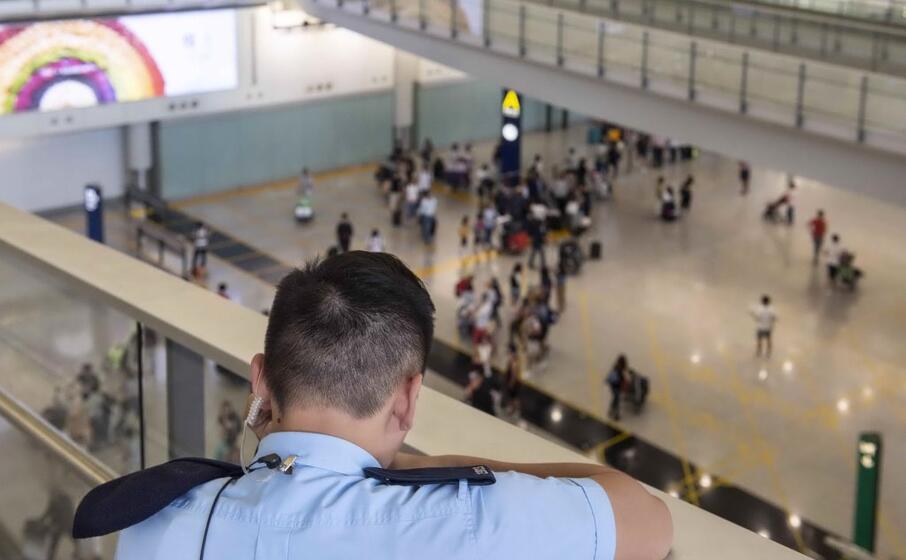 polizia all aeroporto di hong kong (ansa)