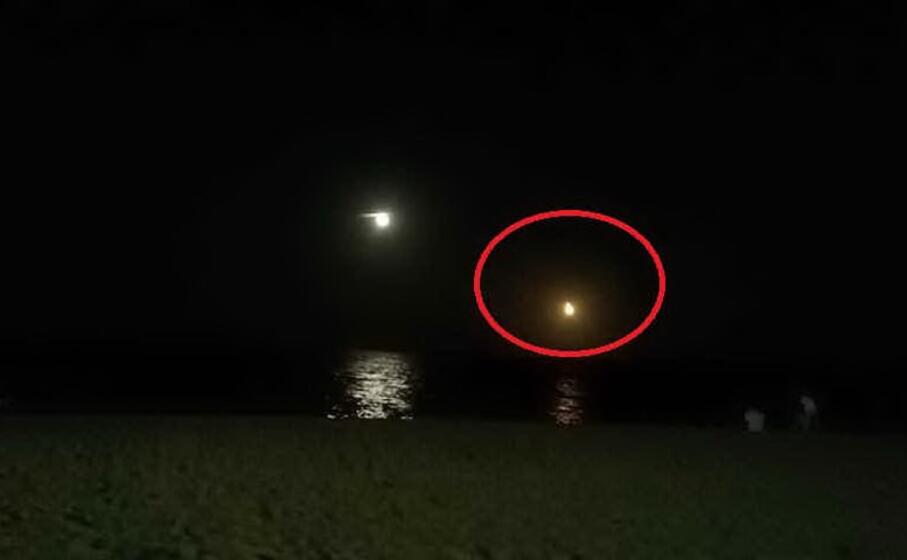 il meteorite che precipita in mare tra sardegna e spagna a sinistra la luna la foto stata scattata da un lettore matteo carati da blanes in catalogna