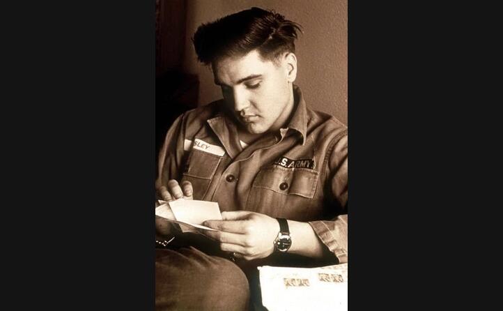 l artista in pausa dalla musica durante il servizio militare (ansa)
