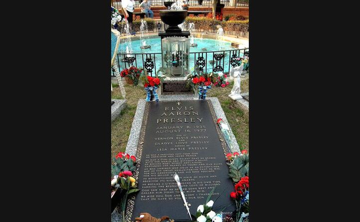 la tomba dell artista nella dimora di graceland a memphis (foto wikipedia)