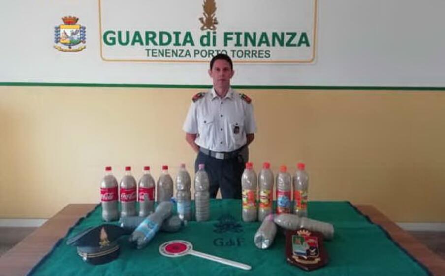 le bottiglie con la sabbia di chia (foto guardia di finanza)