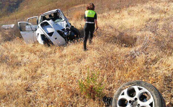 sinnai un auto esce fuori strada la conducente in codice rosso