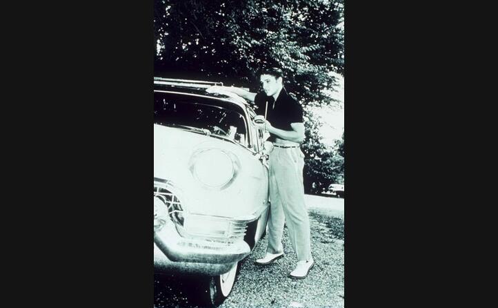 un immagine degli anni sessanta lo ritrae con la sua 1956 lincoln continenta