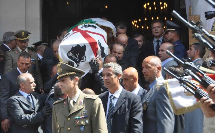 il funerale celebrato il 20 agosto con il feretro avvolto nella bandiera dei quattro mori (ansa)