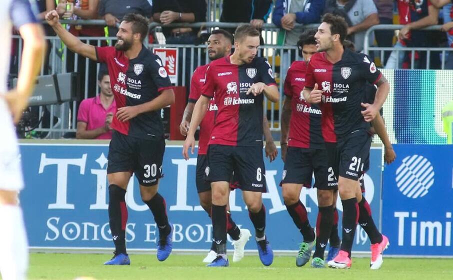 pavoletti esulta dopo un gol al chievo (ansa)