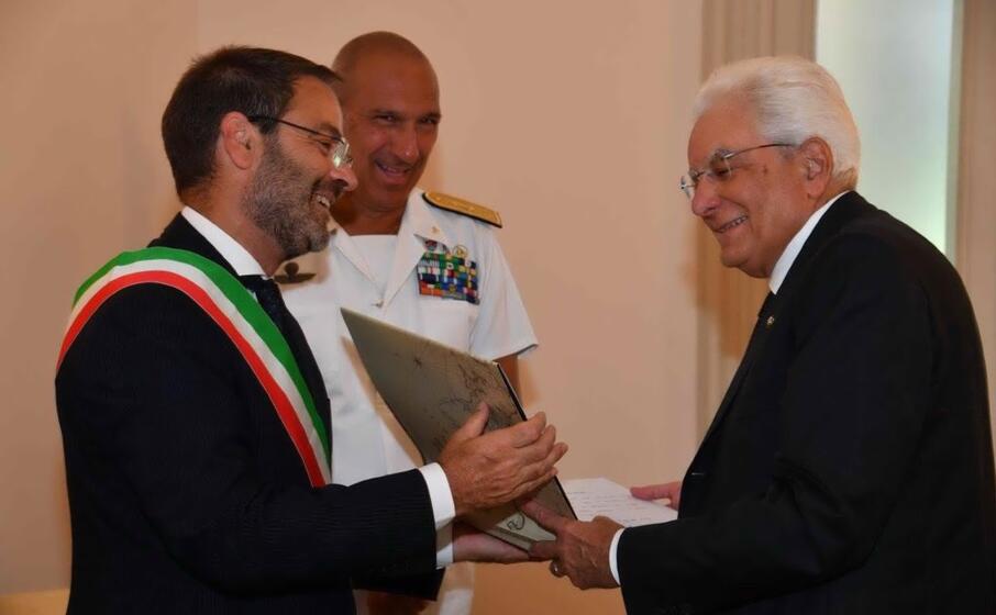 sergio mattarella con il sindaco di la maddalena luca carlo montella (ansa)