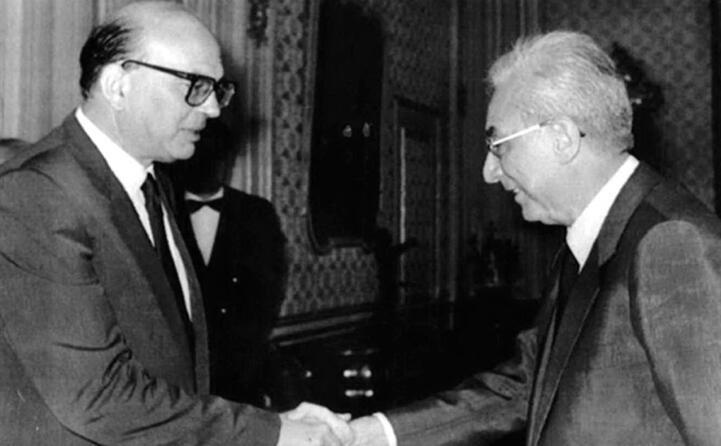 stringe la mano a bettino craxi (ansa)