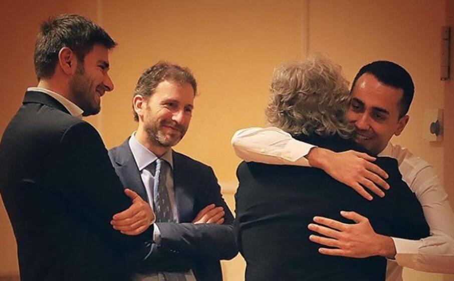 di maio abbraccia grillo accanto di battista e casaleggio (da facebook)