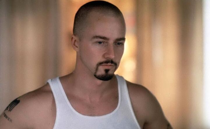 ha interpretato il ruolo di derek vinyard in american history x (ansa)