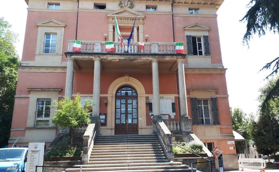 il municipio di bibbiano (ansa)