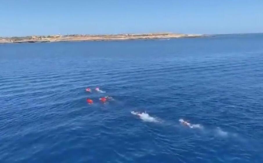 il tentativo di raggiungere lampedusa a nuoto