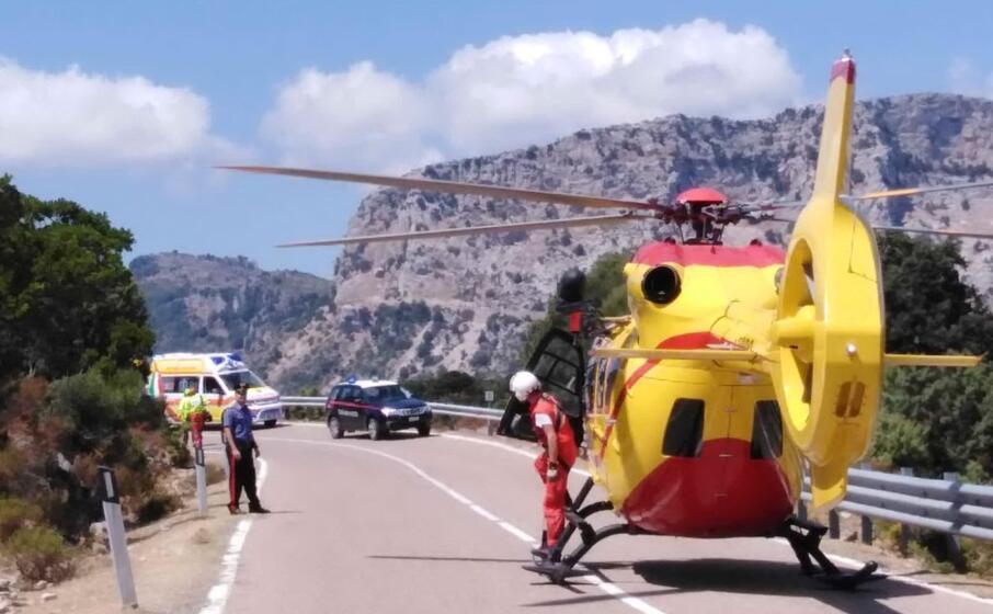 l elicottero di soccorso atterrato sulla statale