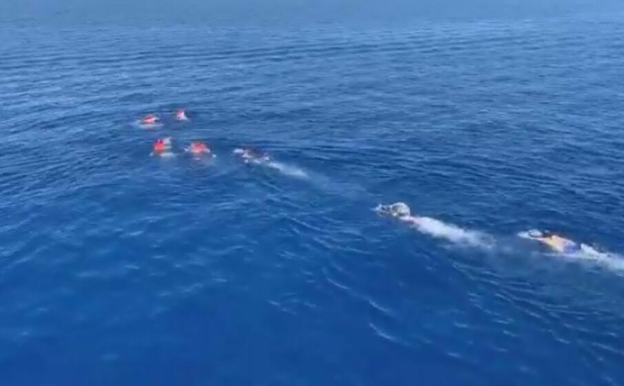 open arms situazione disperata in 5 si gettano in mare