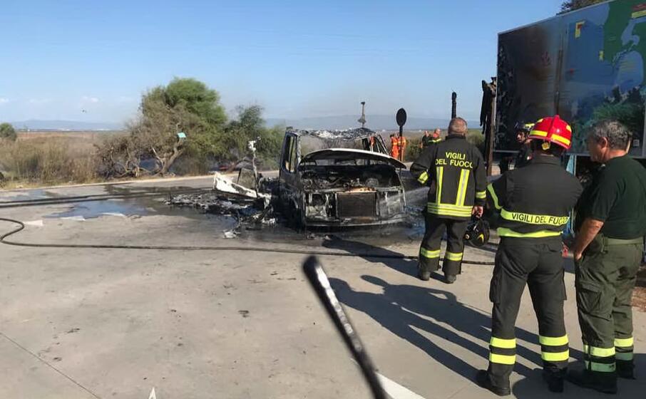 il camper distrutto (foto l unione sarda sanna)