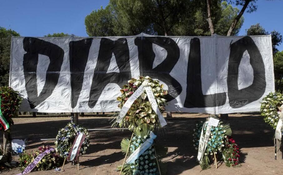 il ricordo degli irriducibili per l ultras morto (ansa)