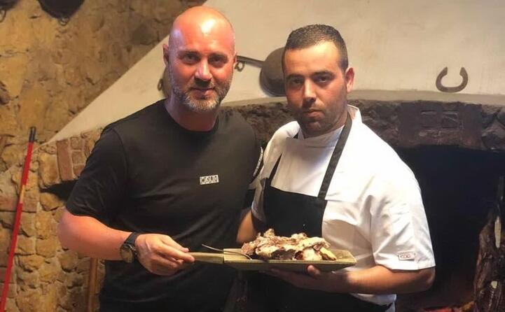 andrea ena da bratislava con una specialit sarda il maialetto