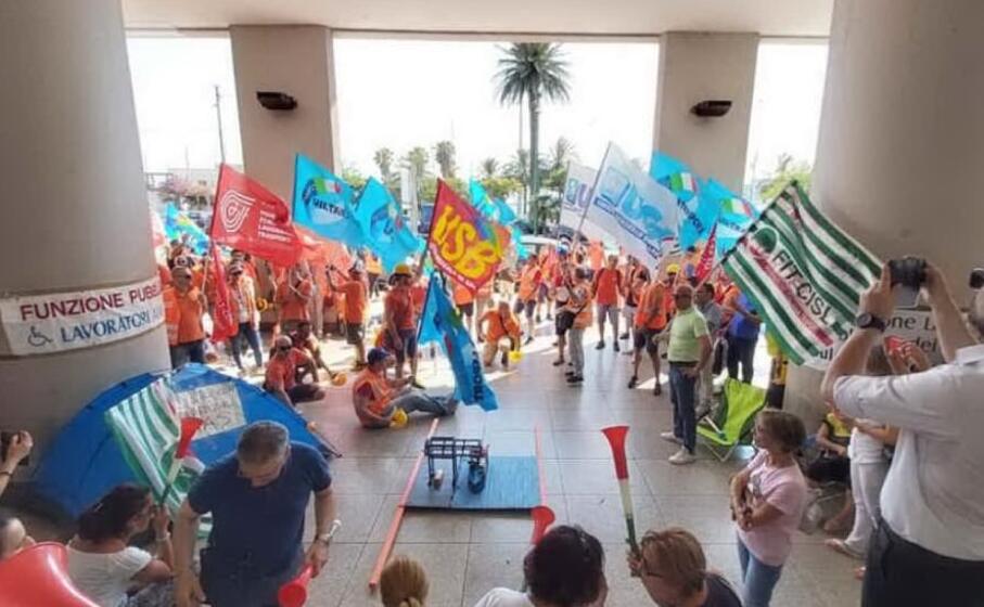 i lavoratori di porto canale i protesta (archivio l unione sarda foto mariano paba)