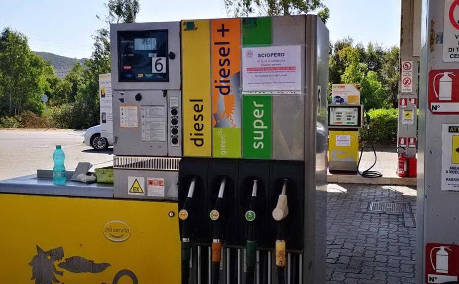 il cartello che annuncia lo sciopero a oristano (l unione sarda sanna)