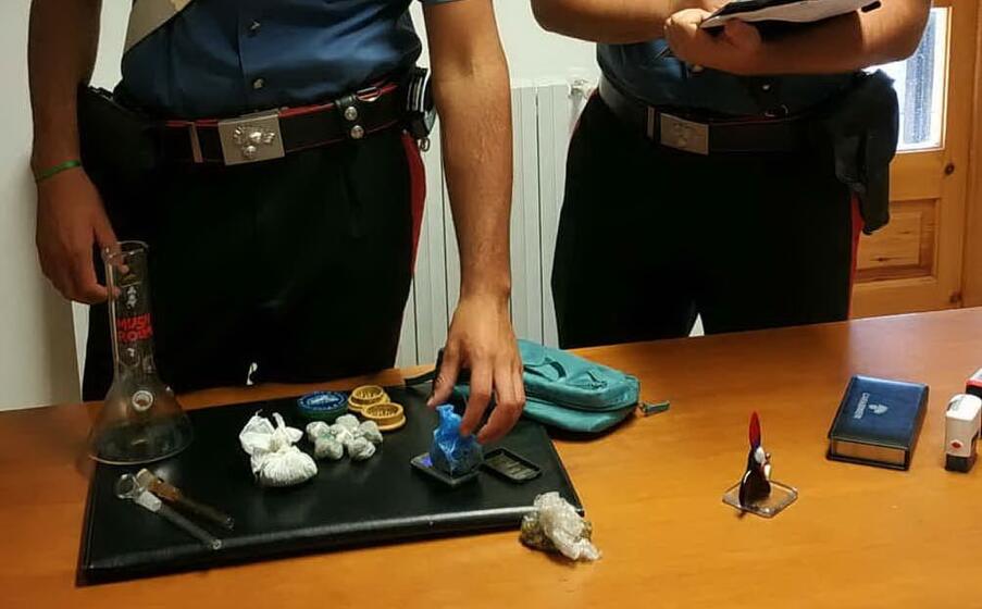 il materiale sequestrato (foto carabinieri)