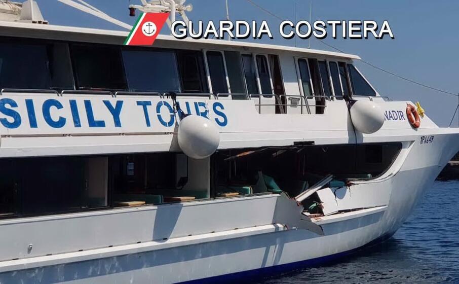 il traghetto che si scontrato nel mare delle eolie (foto guardia costiera via ansa)