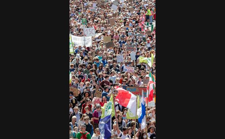 la 16enne ha dato vita a un movimento di giovani che manifesta in tutti gli angoli del pianeta qui a bruxelles