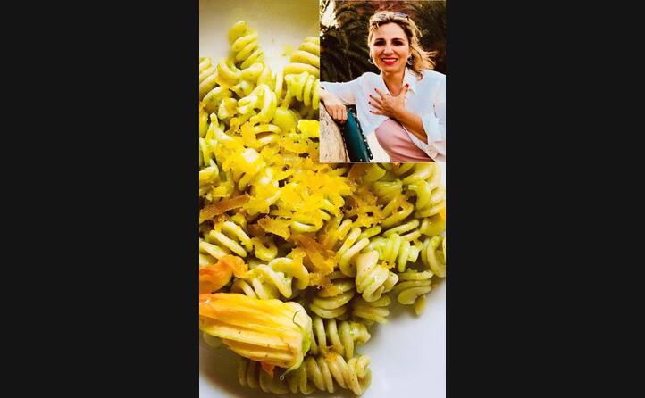 la foto di luigia fusilli di grano senatore cappelli con pesto casalingo bottarga di cabras e fiori di zucca