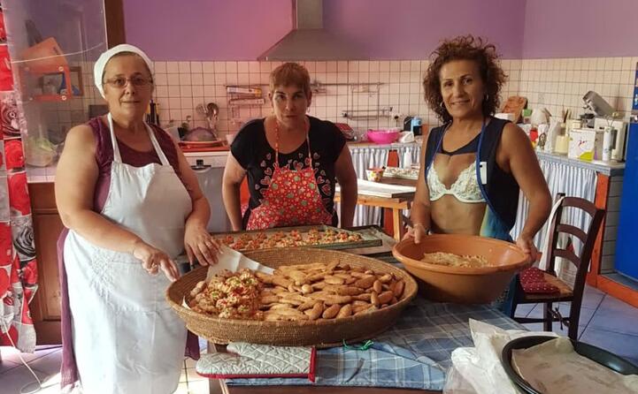 la foto inviata da gianfranco sale di nurachi preparazione dei dolci per i festeggiamenti dei santi giusto e pastore da sinistra giuliana salvadego teresa manca e stefana murgia