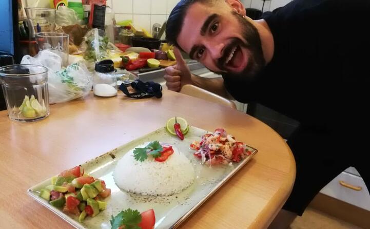 mauro da iglesias il suo menu ceviche di salmone e gamberi con riso al cocco