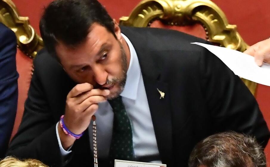 salvini bacia il rosario (ansa)