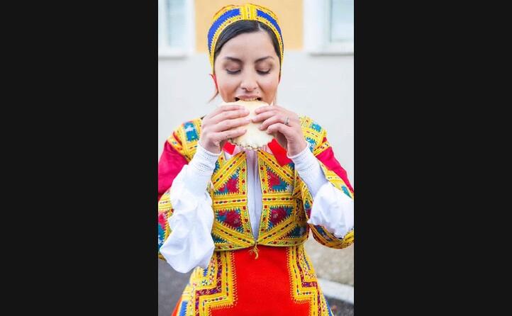 valentina secci mentre gusta una cicciudedda imbottita in abito tradizionale di desulo (foto instagram mattjamelis)