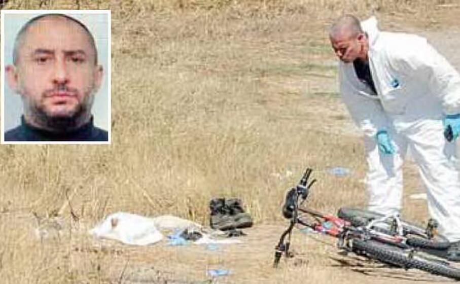 gli inquirenti sul luogo del delitto nel riquadro la vittima (foto l unione sarda)
