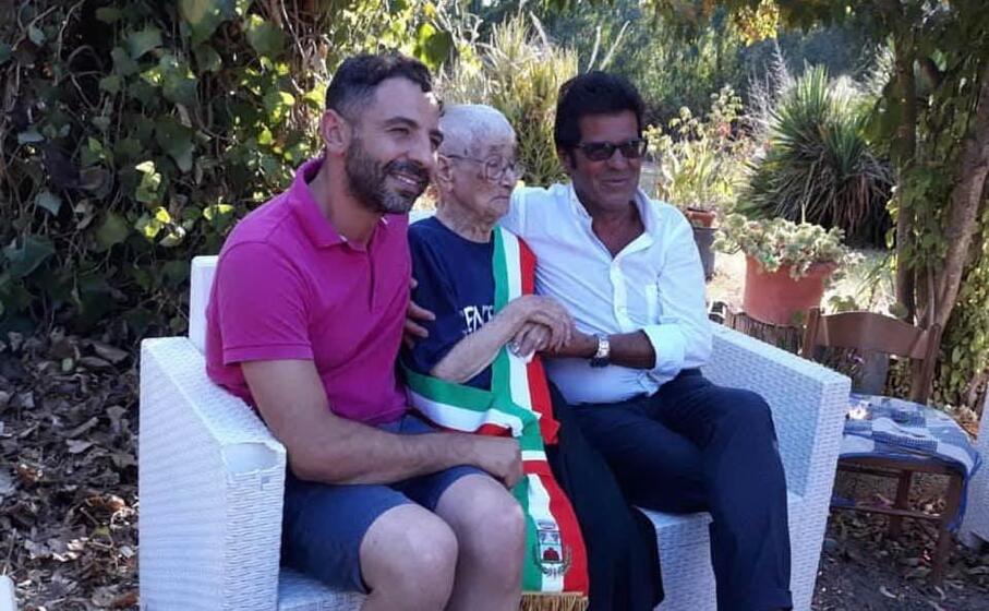 la nonnina di castiadas col sindaco eugenio murgioni e il vice sindaco assessore al turismo giuseppe onano (foto serreli)