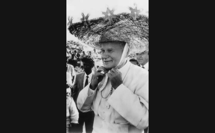 diciotto anni dopo giovanni paolo ii ad andare in colombia qui immortalato con un tipico copricapo locale