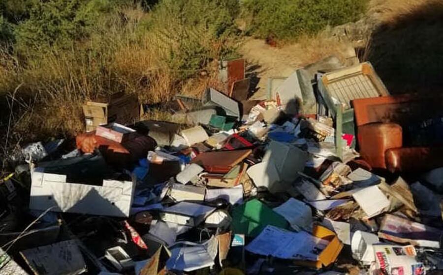 discarica nelle campagne di villaspeciosa (foto l unione sarda ena)