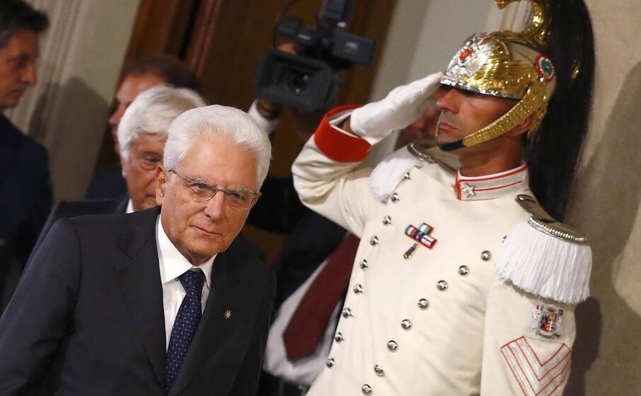 mattarella prima delle comunicazioni (ansa)