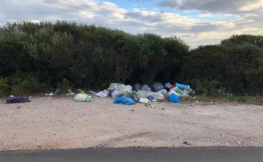 rifiuti a cala sapone (foto comune sant antioco)