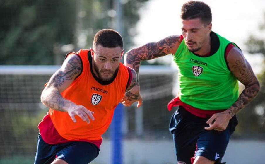 un duello tra nandez e pisacane (foto twitter cagliari)
