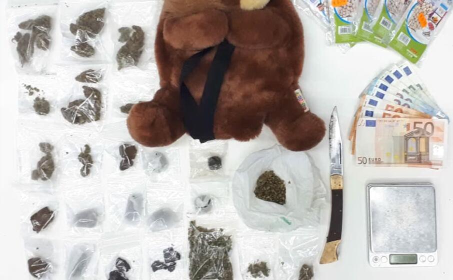 il materiale posto sotto sequestro (foto polizia di cagliari)
