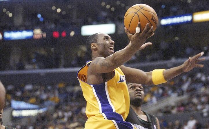 quando si ritirato i lakers hanno ritirato due numeri di maglia in suo onore