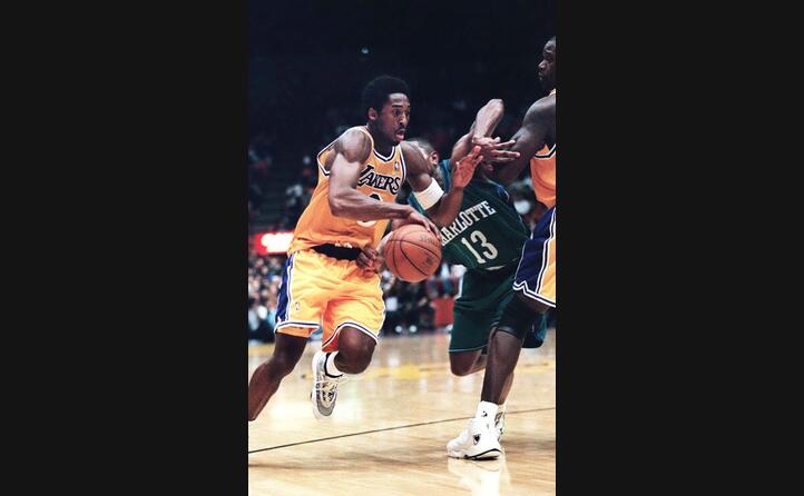 un intera carriera nei los angeles lakers il primo cestista a giocare per vent anni nella stessa squadra